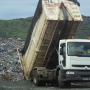 Un camion qui décharge ses déchets